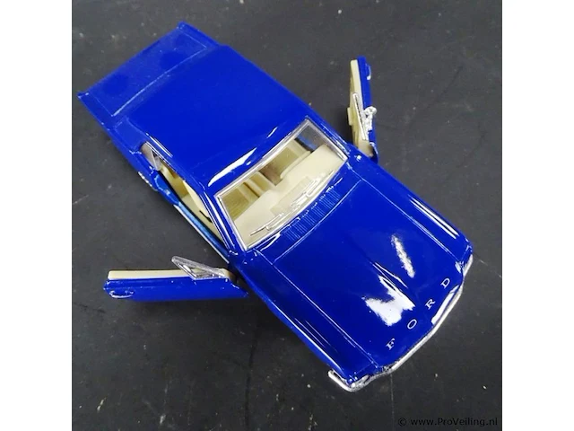 Ford mustang (1964) blauw - afbeelding 5 van  5