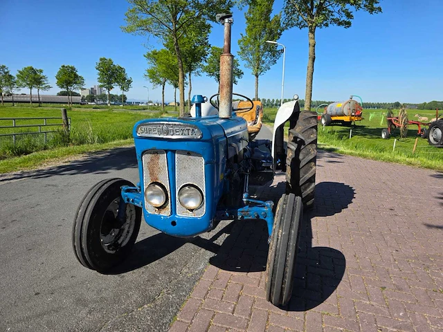 Ford super dexta oldtimer tractor - afbeelding 16 van  22