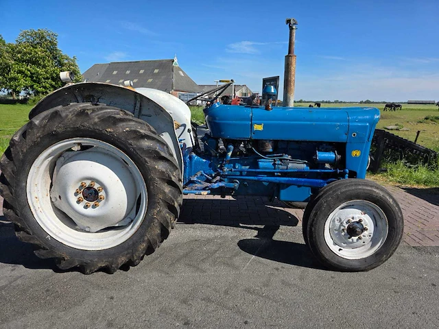Ford super dexta oldtimer tractor - afbeelding 21 van  22