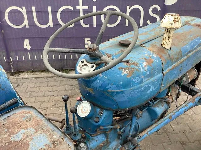 Ford super dexta tweewielaangedreven landbouwtractor - afbeelding 6 van  10
