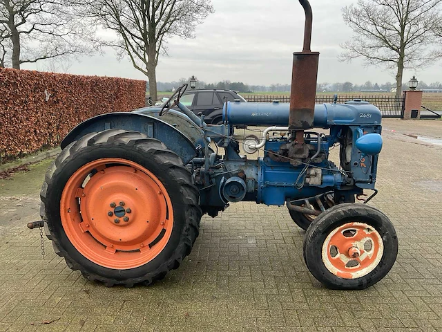 Fordson 2681 oldtimer tractor - afbeelding 11 van  16