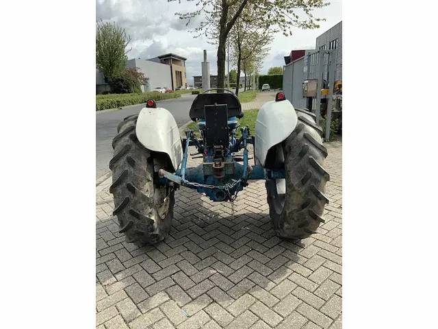 Fordson dexta oldtimer tractor - afbeelding 5 van  10