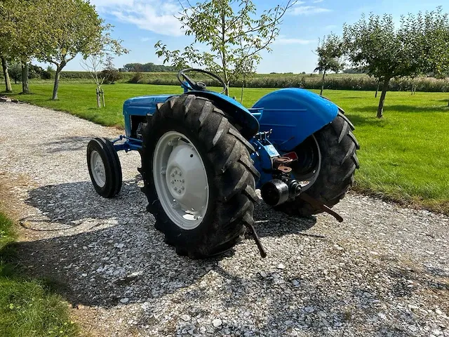 Fordson dexta oldtimer tractor - afbeelding 17 van  20
