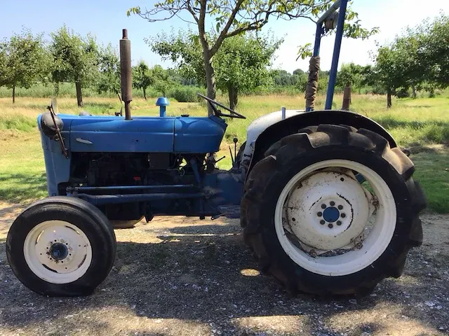 Fordson super dexta oldtimer tractor - afbeelding 7 van  14