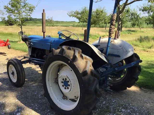 Fordson super dexta oldtimer tractor - afbeelding 8 van  14
