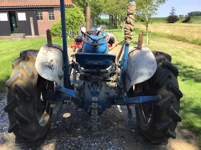 Fordson super dexta oldtimer tractor - afbeelding 9 van  14