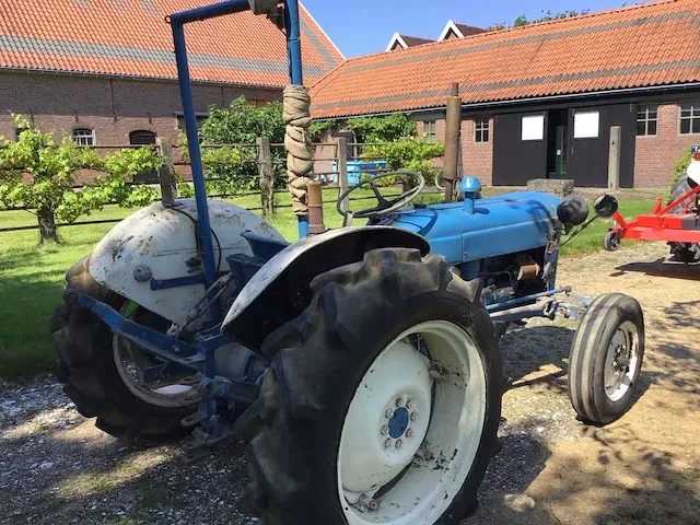 Fordson super dexta oldtimer tractor - afbeelding 10 van  14