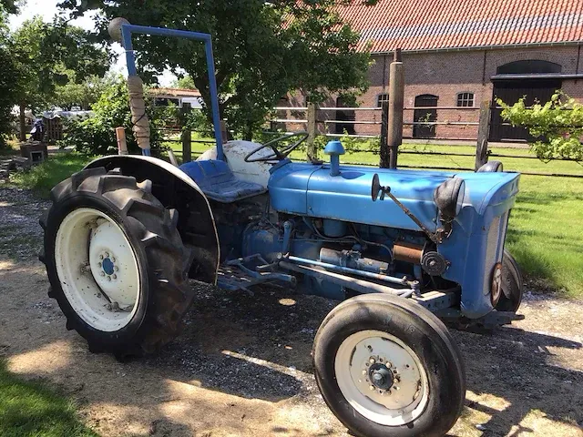 Fordson super dexta oldtimer tractor - afbeelding 11 van  14