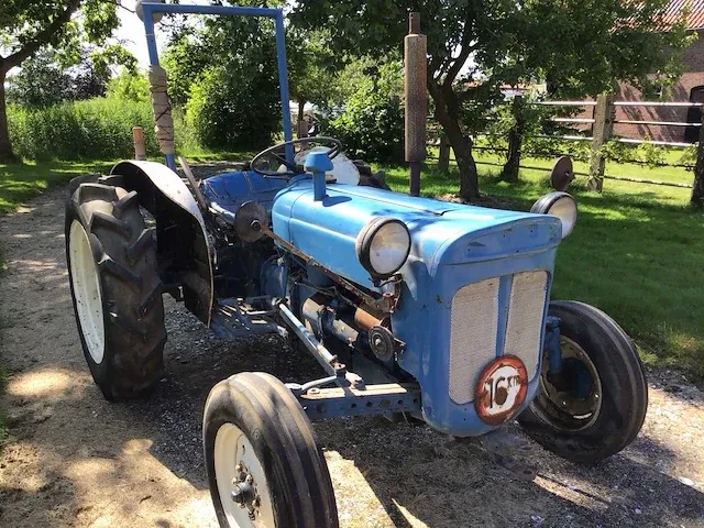 Fordson super dexta oldtimer tractor - afbeelding 12 van  14