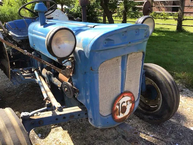 Fordson super dexta oldtimer tractor - afbeelding 13 van  14