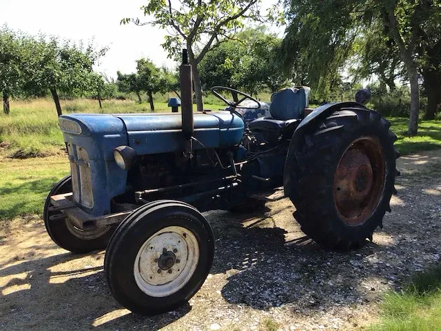 Fordson super dexta oldtimer tractor - afbeelding 1 van  17