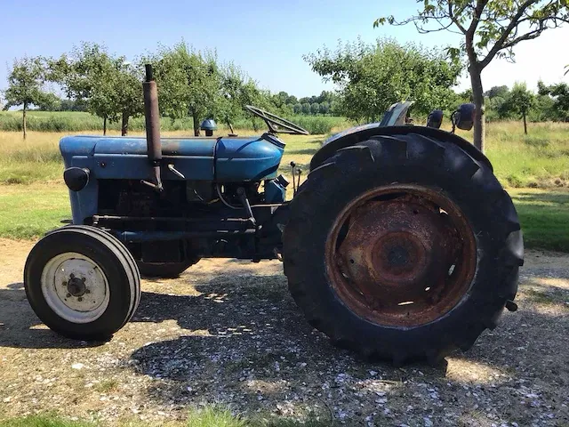 Fordson super dexta oldtimer tractor - afbeelding 10 van  17