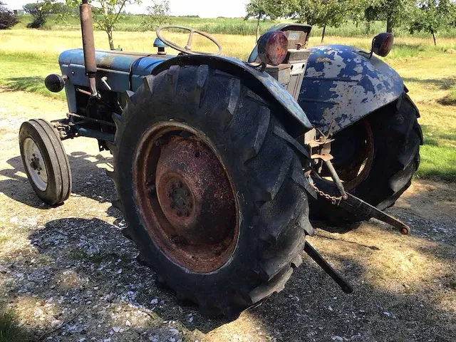 Fordson super dexta oldtimer tractor - afbeelding 11 van  17