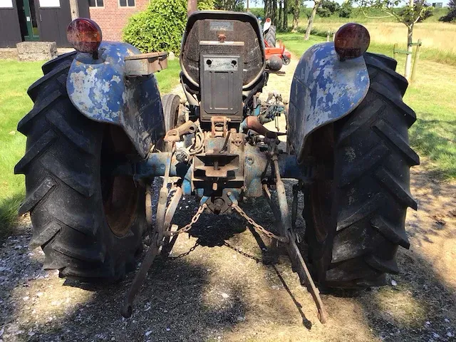 Fordson super dexta oldtimer tractor - afbeelding 12 van  17