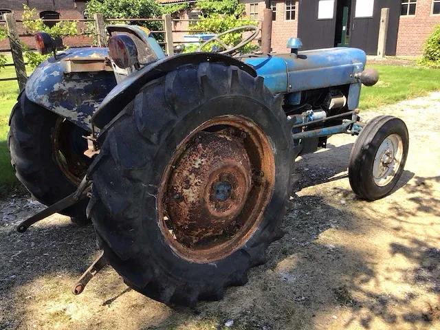 Fordson super dexta oldtimer tractor - afbeelding 13 van  17