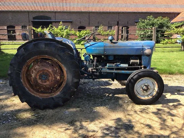 Fordson super dexta oldtimer tractor - afbeelding 14 van  17