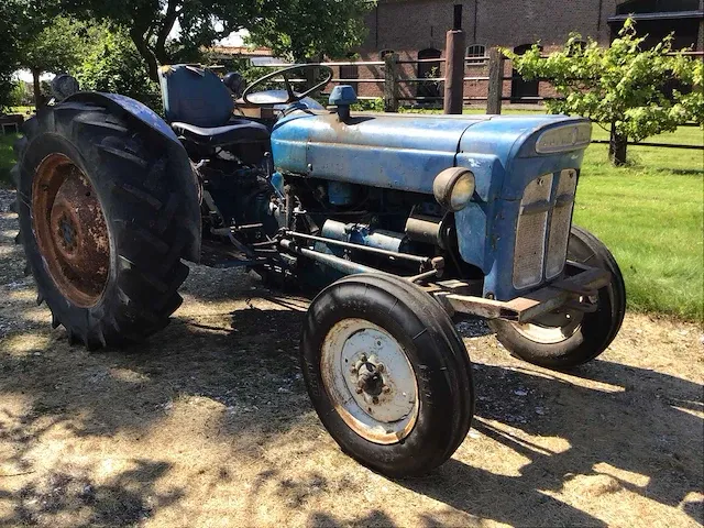 Fordson super dexta oldtimer tractor - afbeelding 15 van  17