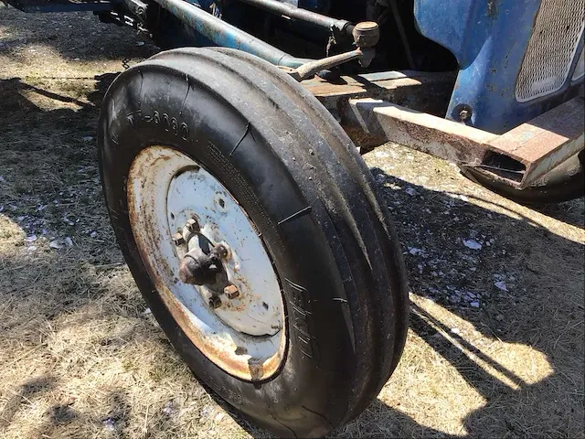 Fordson super dexta oldtimer tractor - afbeelding 17 van  17