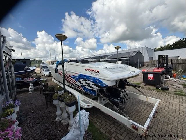Formula racing offshore power boat, unieke wedstrijd boot - afbeelding 17 van  22