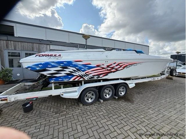 Formula racing offshore power boat, unieke wedstrijdboot - afbeelding 12 van  15