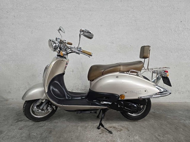 Fosti - bromscooter - grande retro - 4t 45km uitvoering d311sj - afbeelding 1 van  7