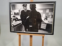 Foto afbeelding in lijst, voorstelling politiebureau warmoesstraatr, peter martens - afbeelding 1 van  7