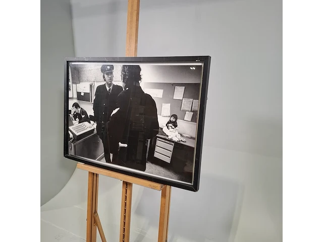 Foto afbeelding in lijst, voorstelling politiebureau warmoesstraatr, peter martens - afbeelding 2 van  7