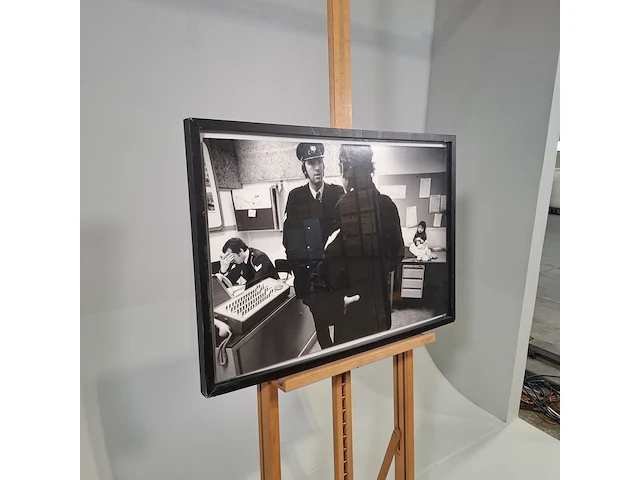 Foto afbeelding in lijst, voorstelling politiebureau warmoesstraatr, peter martens - afbeelding 3 van  7