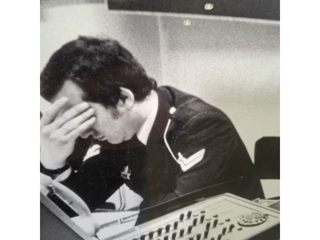 Foto afbeelding in lijst, voorstelling politiebureau warmoesstraatr, peter martens - afbeelding 4 van  7