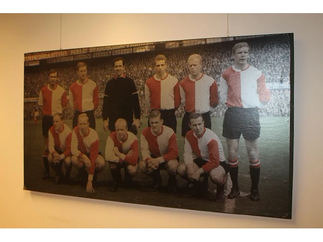 Foto op hout feijenoord. afmeting 185 x 102 cm. vermoedelijk elftal foto uit het kampioensjaar 1961. - afbeelding 2 van  3