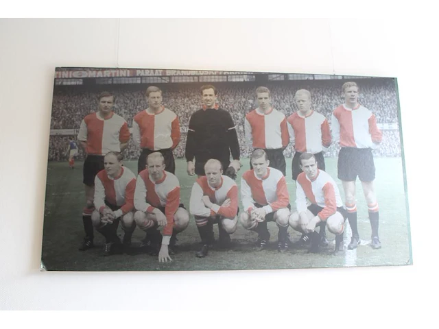 Foto op hout feijenoord. afmeting 185 x 102 cm. vermoedelijk elftal foto uit het kampioensjaar 1961. - afbeelding 3 van  3