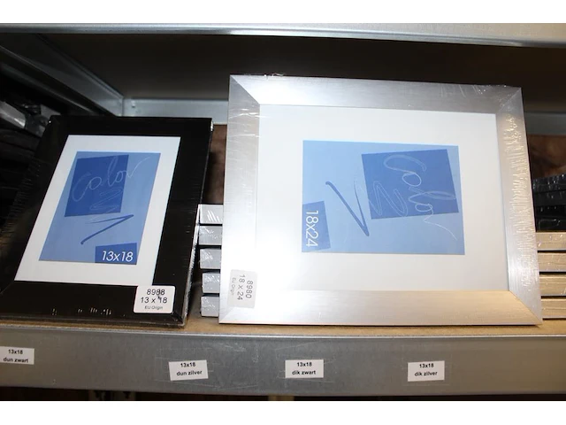 Fotolijsten in diverse maten en uitvoeringen waaronder 19 stuks 40 x 50 cm, 12 stuks 20 x 20 cm en 9 stuks ... - afbeelding 2 van  3