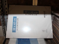 Fotolijsten in diverse maten en uitvoeringen waaronder 19 stuks 40 x 50 cm, 12 stuks 20 x 20 cm en 9 stuks ... - afbeelding 3 van  3