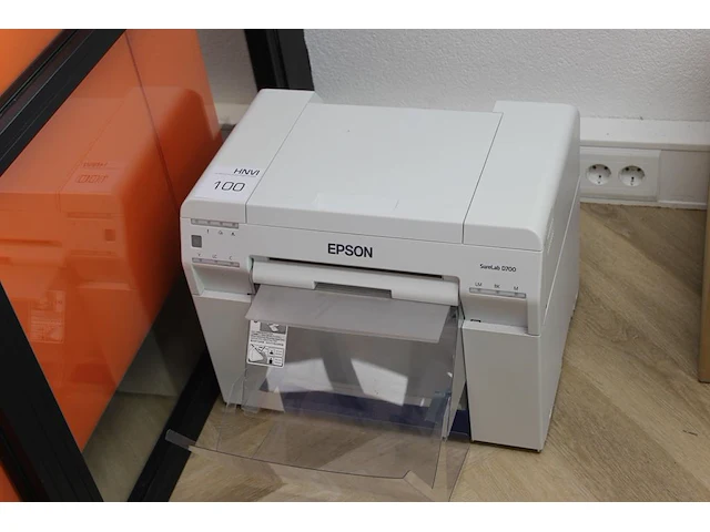 Fotoprinter epson surelab d700 voor afdrukken van 10 x 8 cm tot 21 x 100 cm. - afbeelding 1 van  3