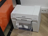 Fotoprinter epson surelab d700 voor afdrukken van 10 x 8 cm tot 21 x 100 cm. - afbeelding 1 van  3