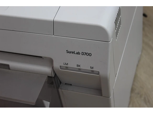 Fotoprinter epson surelab d700 voor afdrukken van 10 x 8 cm tot 21 x 100 cm. - afbeelding 2 van  3