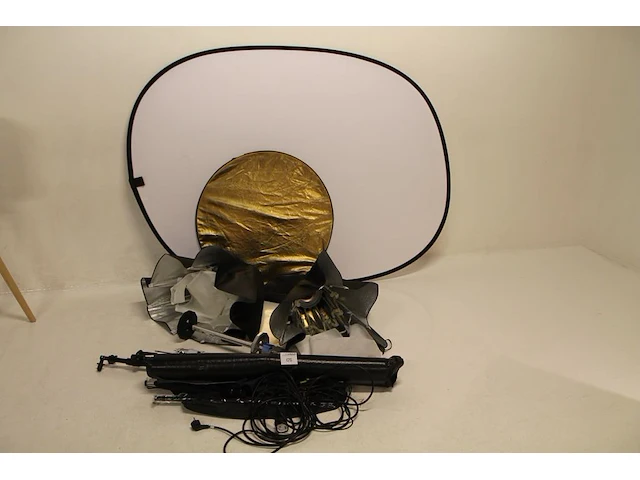 Fotostudio gerelateerde producten waaronder softboxen, parapluboxen, statief, fotodoek en reflectieschermen. - afbeelding 1 van  4