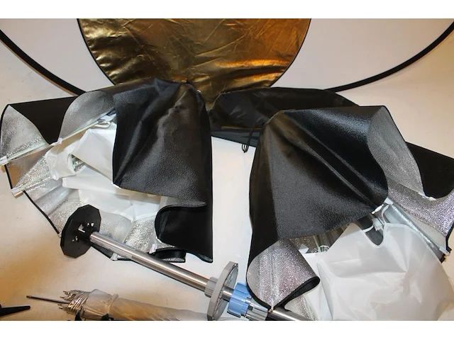 Fotostudio gerelateerde producten waaronder softboxen, parapluboxen, statief, fotodoek en reflectieschermen. - afbeelding 3 van  4