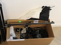 Fotostudio onderdelen in doos waaronder lampen en nicefoto onderdelen. - afbeelding 1 van  3