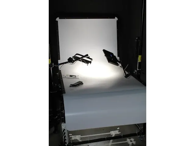 Fotostudio opgebouwd uit twee falcon eyes auto pole model ap-3500h ( staanders ), verrijdbare fototafel met... - afbeelding 2 van  5