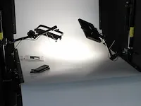 Fotostudio opgebouwd uit twee falcon eyes auto pole model ap-3500h ( staanders ), verrijdbare fototafel met... - afbeelding 2 van  5