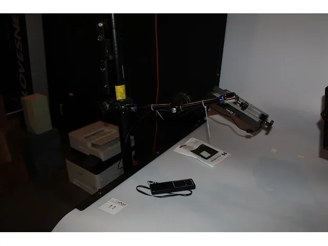 Fotostudio opgebouwd uit twee falcon eyes auto pole model ap-3500h ( staanders ), verrijdbare fototafel met... - afbeelding 4 van  5