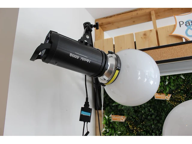 Fotowand met bank en diverse kleuren uitschuifbare achterwanden 125 x 232 cm met twee flitslampen mettle 60... - afbeelding 4 van  6