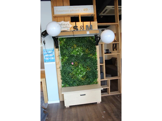 Fotowand met bank, twee uitschuifbare achterwanden 125 x 232 cm en twee flitslampen mettle 600 q met diffuser. - afbeelding 2 van  4