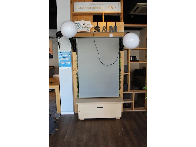 Fotowand met bank, twee uitschuifbare achterwanden 125 x 232 cm en twee flitslampen mettle 600 q met diffuser. - afbeelding 3 van  4