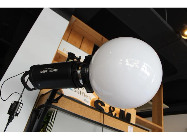 Fotowand met bank, twee uitschuifbare achterwanden 125 x 232 cm en twee flitslampen mettle 600 q met diffuser. - afbeelding 4 van  4