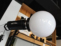 Fotowand met bank, twee uitschuifbare achterwanden 125 x 232 cm en twee flitslampen mettle 600 q met diffuser. - afbeelding 4 van  4