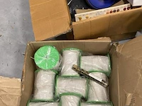 Fournituren rollen dun elastiek schijven knopen enz. - 2 dozen - afbeelding 3 van  4