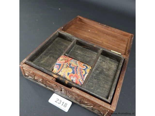 Fraai bestoken antieke houten kist - afbeelding 2 van  5