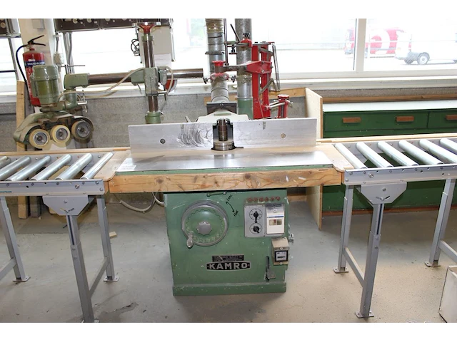 Freesbank kamro. vermoedelijk type 38788. afmeting 100 cm x 110 cm x 155 cm. met aan- en afvoer rollenbank - afbeelding 1 van  4